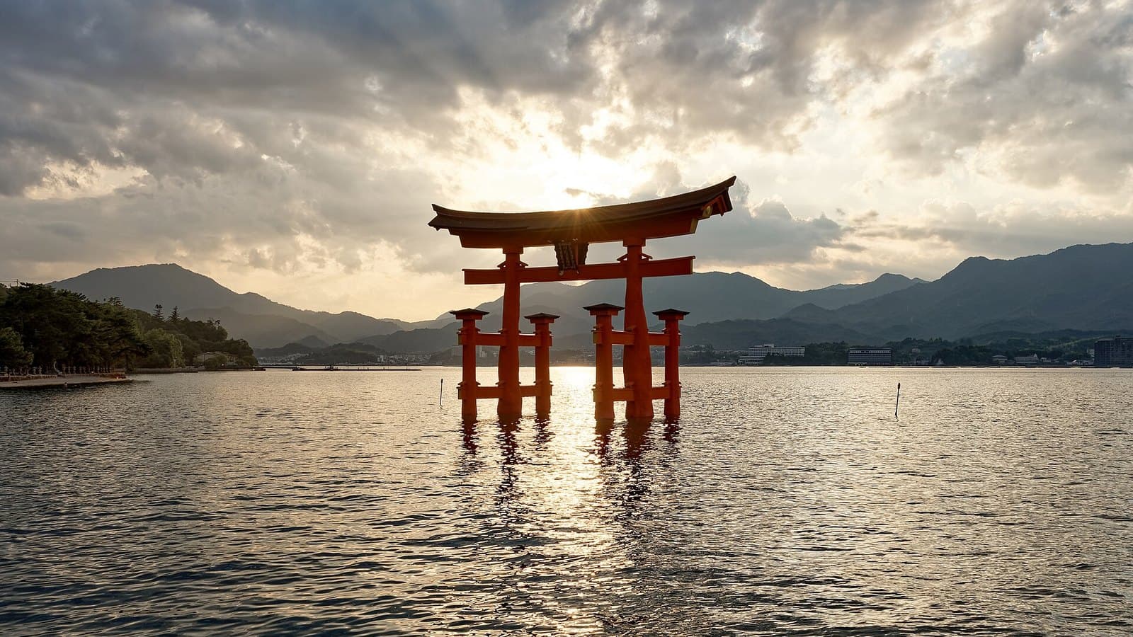 Miyajima Beyond the Gate: A Slow Day Around Itsukushima Shrine