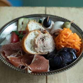 디너〈음식만〉【캐주얼 이탈리아노】계절의 애피타이저, 아히조, 검은 소 파스타 등　5,500엔　좌석은 1.5시간