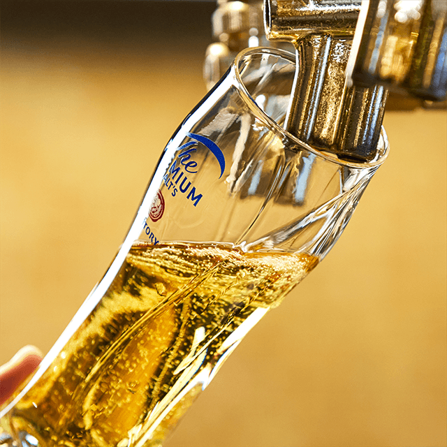 Thorough quality control. To fully enhance the aroma and texture of "The Premium Molten," we strive for meticulous quality control through dedicated glasses and precise pouring techniques.