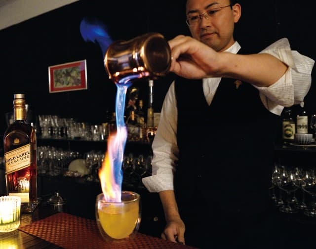 常春 - 炎が舞うホットウイスキーカクテル
