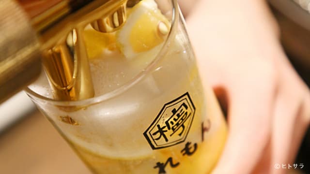 焼肉ホルモンジンギスカン酒場 れもん - 専用サーバーから注いで楽しむ、1時間ワンコインのレモンサワー