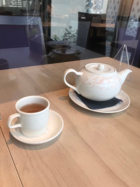 中国料理 桃谷樓　 - テーブルとお茶。