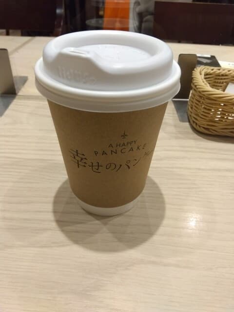 幸せのパンケーキ - 紅茶ホット。スリーブついてるけど熱くてもてなかった