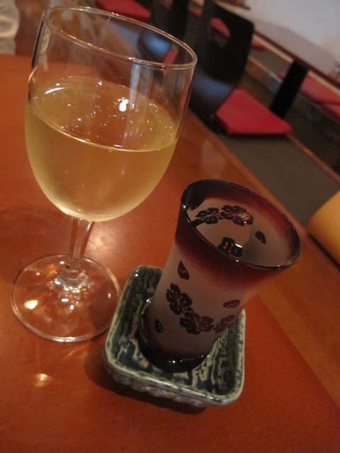 小料理 哲  - 「白ﾜｲﾝ」と「冷酒」にチェンジ・・・。