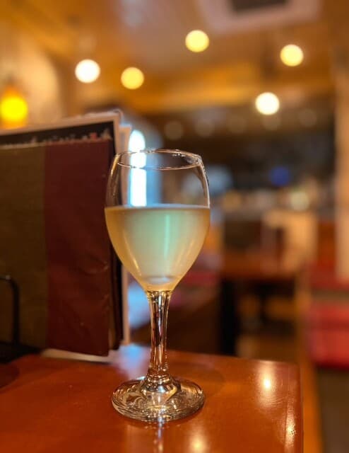 小料理 哲  - 目の前のホテル宿泊者クーポンにて◆無料サービスのワイン…私がいただきましたが、
…さすがに山梨のワインでは無さそう(^◇^;)