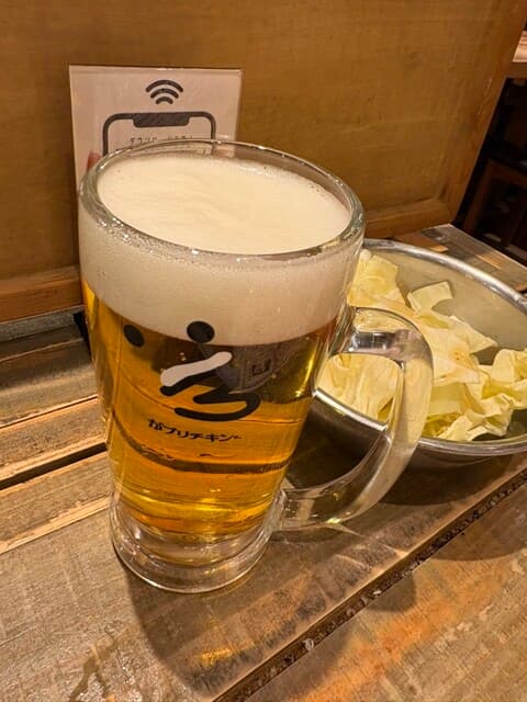 骨付鳥、からあげ、焼鳥 がブリチキン。 - ビールとお通しの塩キャベツ（おかわりし放題）