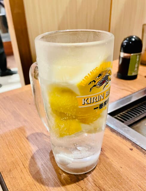 錦わらい - まるごと最強レモンサワー528円×1、カットレモンがたっぷりなので液体は少ない。