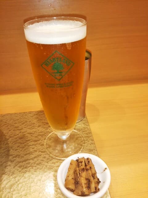 なにわ 麺次郎 - 相変わらずビールはピントが合わない。