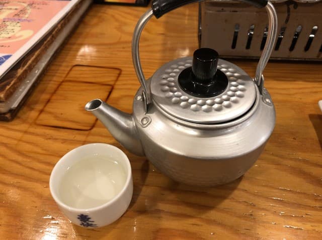 浜焼太郎 - 日本酒は小さなやかんでやってきました。