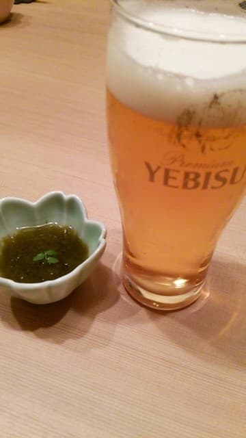 貴寿司 - 生ビール　600円（お通しはもずく酢）