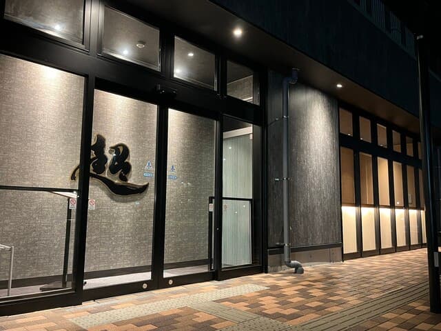 ウルトラ - 隠れ家的なコンセプトですので外に看板はございません。