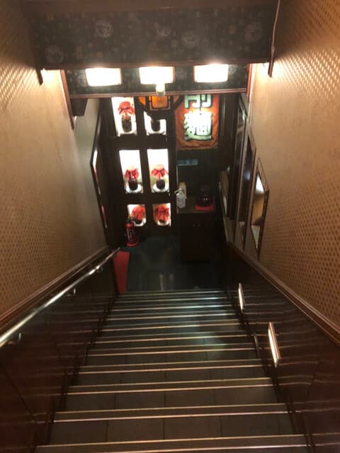 四川料理 秋 - 地下へのアプローチ