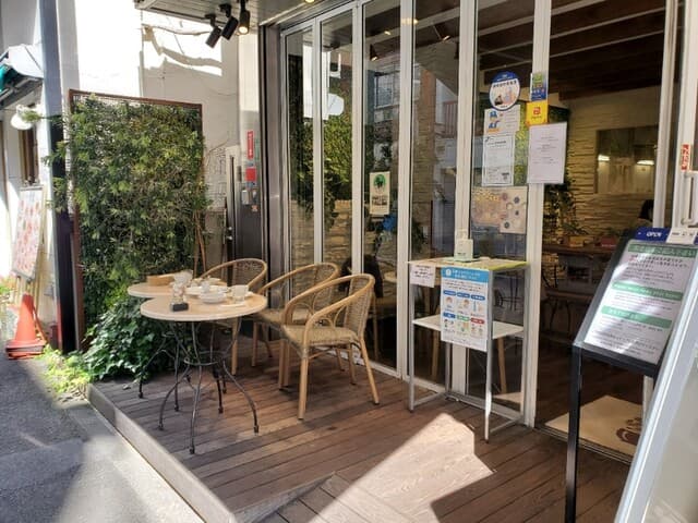 幸せのパンケーキ - テラス席はこのスペースだけ