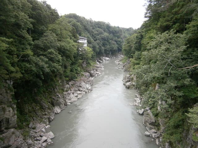 絶景の宿　龍峡亭 - 遊歩道の橋から宿と天竜峡を望む