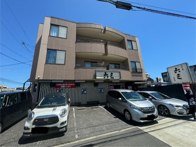 六三 - 店前駐車場　5台
