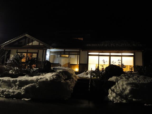 喫茶 山音 - 店構え（夜）