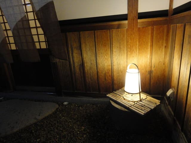 喫茶 山音 - 玄関口をほのかに照らす
