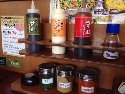 錦 わらい - テーブルに配備されているソース類。「激辛」ソースというのも言えば出てくるようです。
