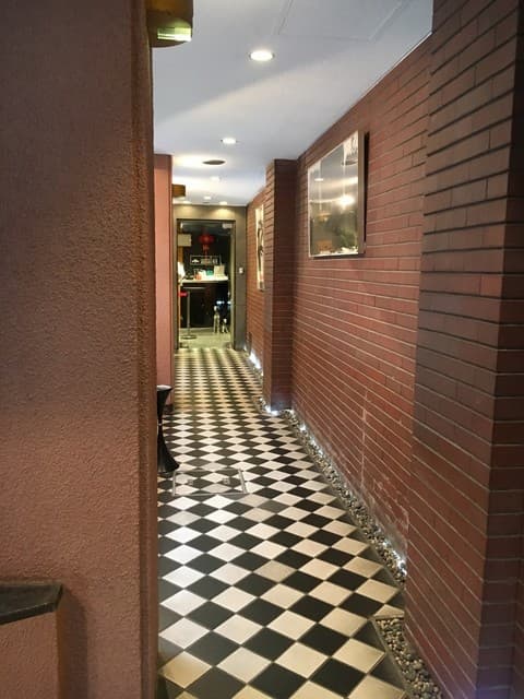 湖陽樹 - 入り口への通路