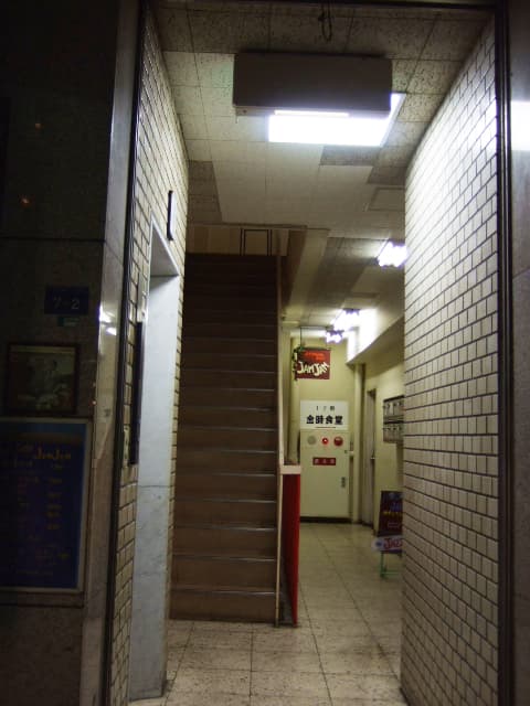 とんかつ武蔵 - ビルの入口