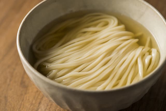 酒ト肴・〆うどん あかり - 香る黄金だしのうどん