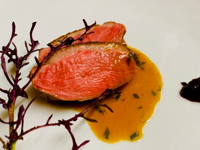 常春 - 絶妙に火入れの鴨肉にしっかりとったソースが絡む