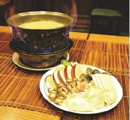 老辺餃子舘 - 特製餃子鍋は秘伝の辛口スープでお召し上がりください。