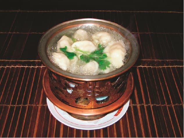 老辺餃子舘 - 水餃子は卓上で仕上げます。熱々をご賞味ください。