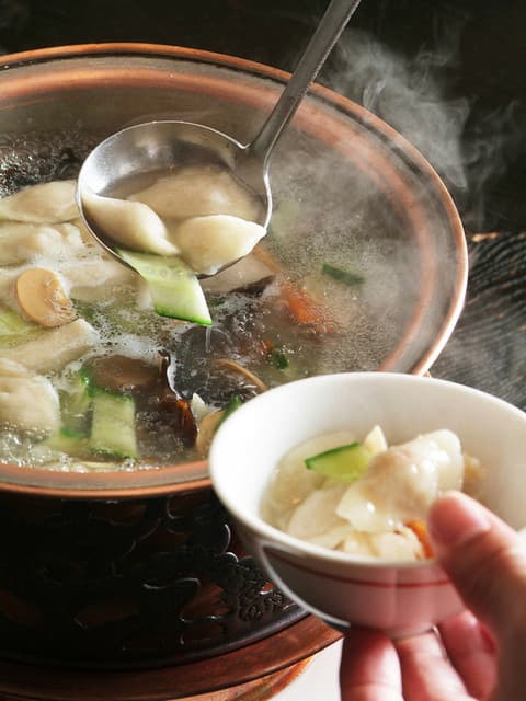 老辺餃子舘 - 皇帝鍋・ドラの音とともに提供!!