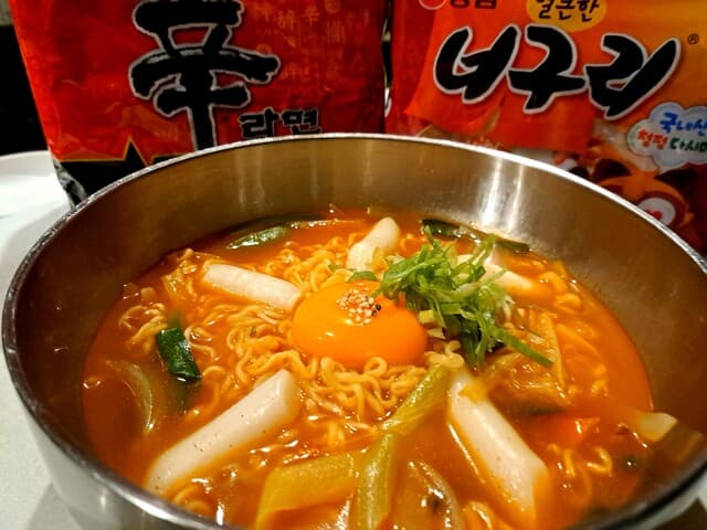 オパヤ豚デジ - 韓国のラーメン