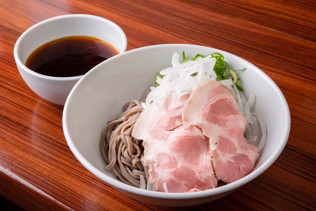鶏そば専門店 らーめんえびす - 「冷たいそば・鶏つけ蕎麦」冷たいそばは、日本そばを使用した太麺に、ラー油と出汁が絡み、インパクトのあるそばです。鶏つけ蕎麦は、日本蕎麦を使用した太麺に、鶏脂の旨味脂が絡み、うま味満載のそばです。