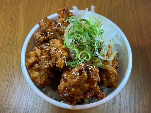 鶏そば専門店 らーめんえびす - 「名物からあげ丼」当店自慢のからあげに、特製からあダレをたっぷりかけた、名物からあげ丼です。