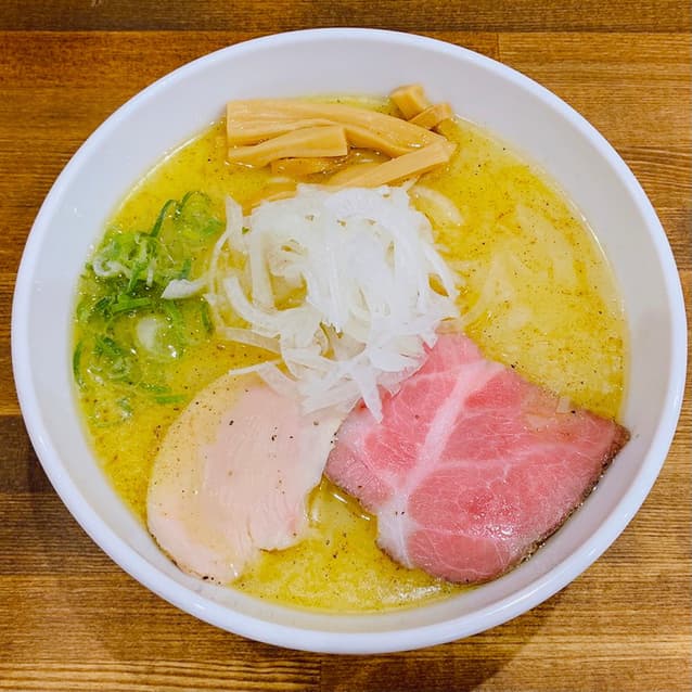 鶏そば専門店 らーめんえびす - 「鶏そば」上質な和出汁と濃厚鶏白湯を合わせた黄金比率のWスープ。どことなく懐かしい味わいでこってりでもあっさりでもないこっさりスープ。