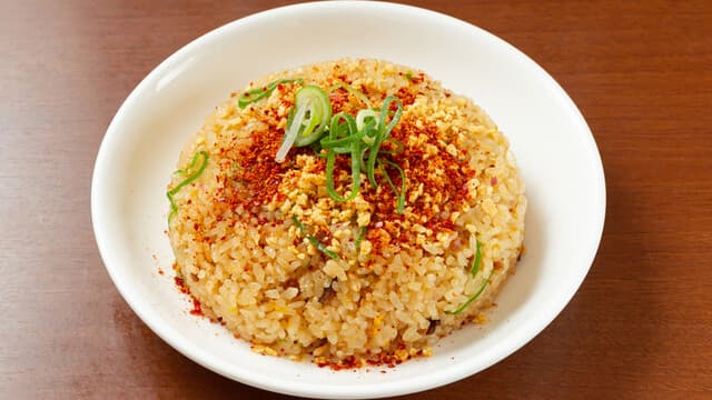鶏そば専門店 らーめんえびす - 「ピリ辛ニンニクチャーハン」ニンニクとMIXスパイスが食欲をそそります。