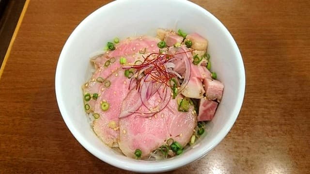 鶏そば専門店 らーめんえびす - 「レアチャーシュー丼」当店オリジナルの人気メニューです。