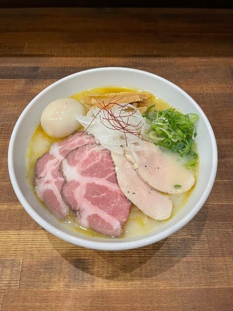 鶏そば専門店 らーめんえびす - 「特製鶏そば」上質な和出汁と濃厚鶏白湯を合わせた黄金比率のWスープ。どことなく懐かしい味わいでこってりでもあっさりでもないこっさりスープ。特製らーめんは、具材を豪華にした贅沢版です。