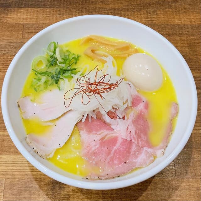 鶏そば専門店 らーめんえびす - 「濃厚塩・濃厚醤油・濃厚味噌」鶏ガラ・もみじ・丸鶏を強火で10時間以上炊き出した、うま味たっぷりの塩だれを使用した濃厚塩と、コクのある醤油ダレを使用した濃厚醤油、3種類の味噌をブレンドしたコクのある濃厚味噌からお選びいただけます。特製らーめんは、具材を豪華にした贅沢版です。