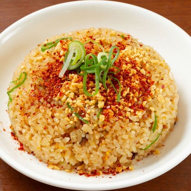 鶏そば・から揚げ専門店らーめんえびす - 「ピリ辛ニンニクチャーハン」ニンニクとMIXスパイスが食欲をそそります。