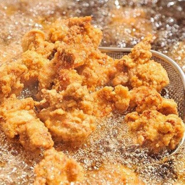鶏そば・から揚げ専門店らーめんえびす - えびす名物「鶏かあらあげ」です。ボリューム満点、外はサクサク、中はジューシー。