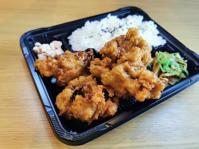 鶏そば・から揚げ専門店らーめんえびす - 弁当箱からはみ出すほどのボリューム満点、鶏からあげ弁当です。