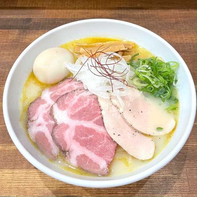 鶏そば・から揚げ専門店らーめんえびす - 「特製鶏そば」上質な和出汁と濃厚鶏白湯を合わせた黄金比率のWスープ。どことなく懐かしい味わいでこっさりでもあっさりでもない、こっさりスープ。