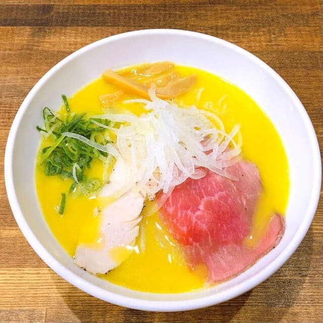 鶏そば・から揚げ専門店らーめんえびす - 「濃厚塩」鶏ガラ・もみじ・丸鶏を強火で１０時間以上炊きだした、濃厚鶏白湯１００％のこってりらーめんです。うま味たっぷりの塩ダレを使用しています。