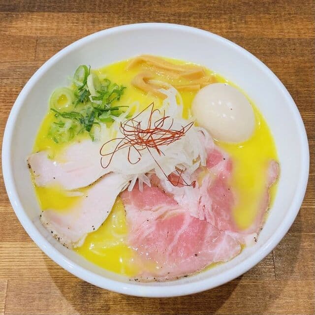 鶏そば・から揚げ専門店らーめんえびす - 「特製濃厚醤油」鶏ガラ・もみじ・丸鶏を強火で１０時間以上炊きだした、濃厚鶏白湯１００％のこってりらーめんです。コクのあるしょうゆダレを合わせました。