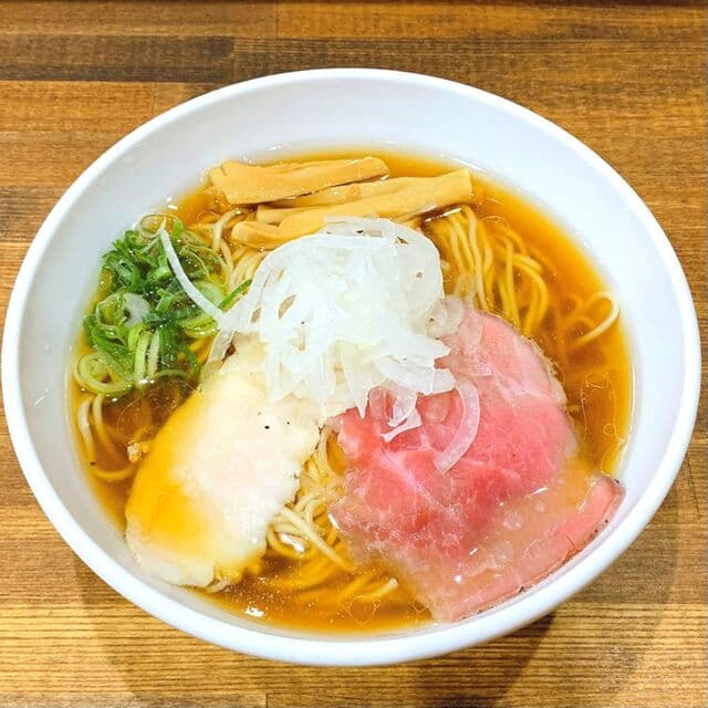 鶏そば・から揚げ専門店らーめんえびす - 「醤油そば」自家製しょうゆダレに丁寧に炊き出した鶏ガラスープを合わせた、優しく奥深いスープの中華そばです。