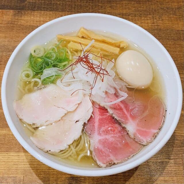 鶏そば・から揚げ専門店らーめんえびす - 「特製塩そば」麺が見えるほど透き通ったスープはしっかりとした味わいで、お子様からお年寄りまでみんなに好まれる、あっさりとした定番メニューです。