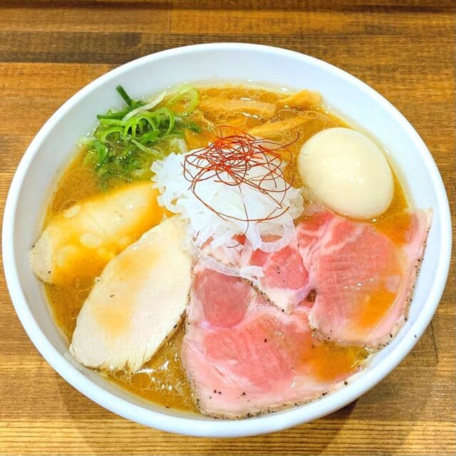 鶏そば・から揚げ専門店らーめんえびす - 「特製辛味噌」コクのあるスープに、刺激的な辛さをトッピング。数種類のスパイスをミックスした特製スパイスは、まろやかな味噌と相性抜群です。