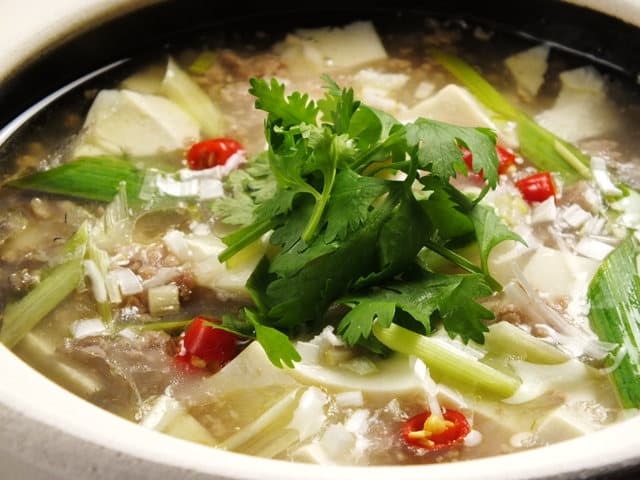 中国料理ロドス - 白マーボ豆腐です。四川山椒油や生姜、香菜を使った塩味マーボーです。しびれる辛さがウリです。