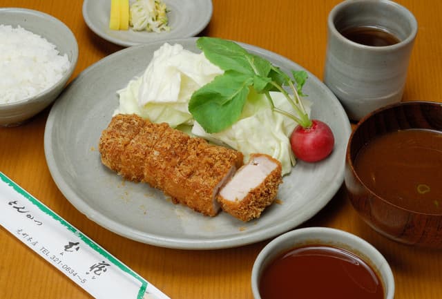 とんかつ武蔵 - メインメニューのとんかつ定食　ロースかヘレ御選び頂けます。