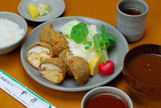 とんかつ武蔵 - 椎茸の笠にえびかつの種を詰めて揚げてます。付け合わせのレモンをかけてあっさりと。