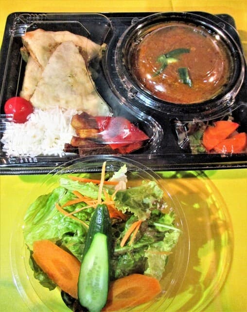 HALAL & VEGGIE Restaurant ポンテロッソ - 全てのカレーお持ち帰りできます！フレッシュサラダと一緒にいかがですか？